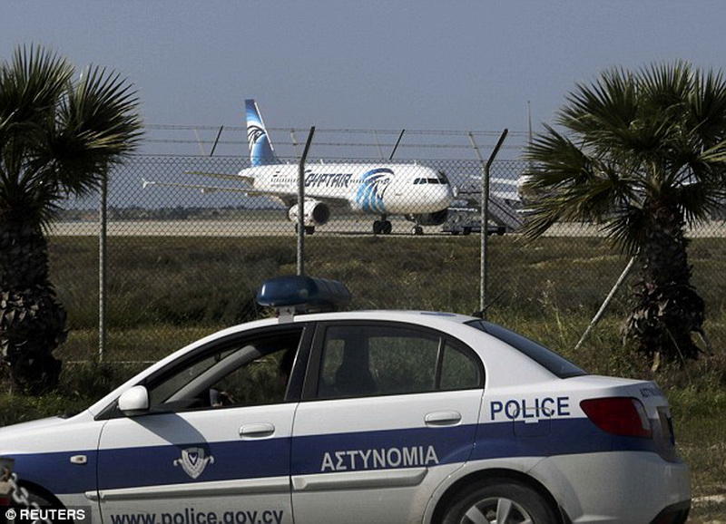 Захвативший самолет EgyptAir сдался властям
