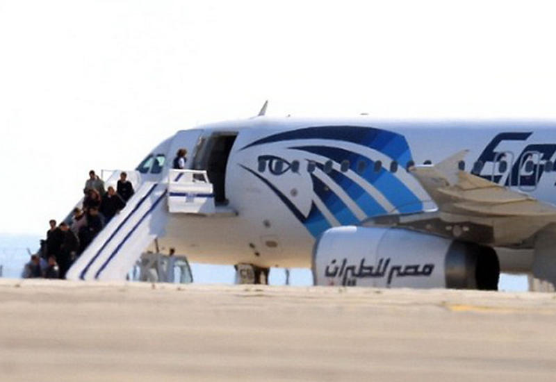 Захвативший самолет EgyptAir сдался властям