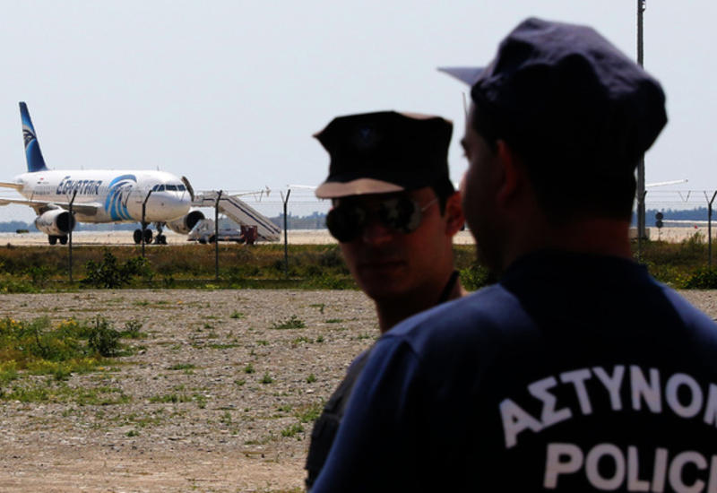 Пассажир захваченного в Египте самолета сделал селфи с угонщиком