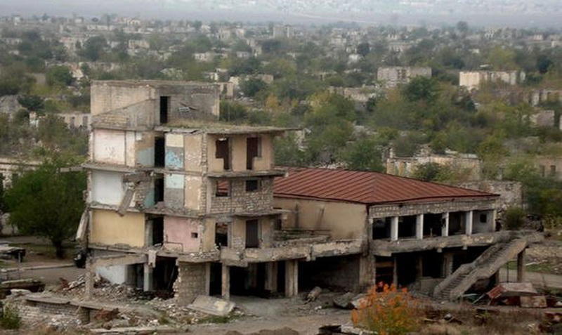 Армянский вандализм против азербайджанских памятников