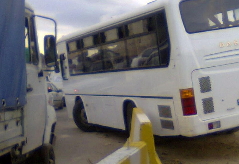 Тяжелое ДТП в Баку: пассажирский автобус столкнулся с Prado