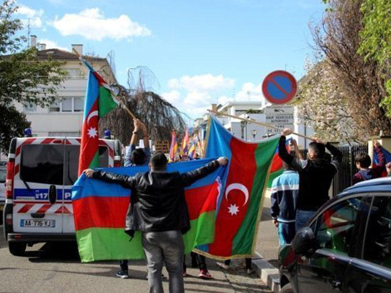 Армяне европы. Толпа армян. Армяне европы. Армения ереван флаг. Азербайджан люди.