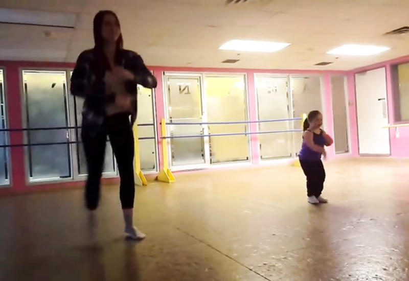 Девочка с синдромом Дауна танцует. Видео дауны танцуют. Танцующие дауны