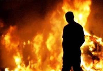 Ереванские мятежники сожгли полицейский автомобиль - ОБНОВЛЕНО - ВИДЕО