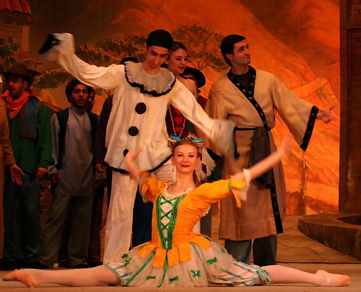 Смех сквозь слезы: "Паяцы" на сцене Театра оперы и балета