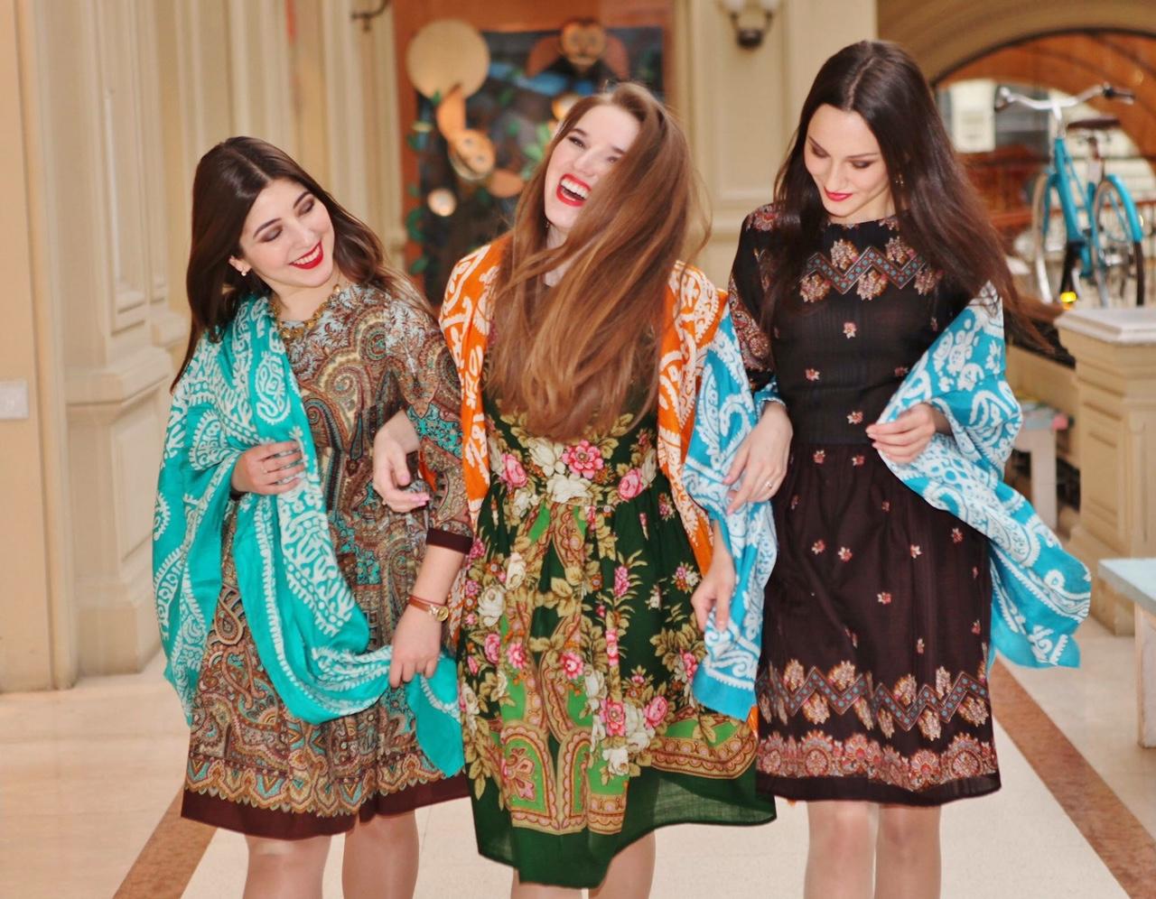 Стильные платья с элементами русских платков