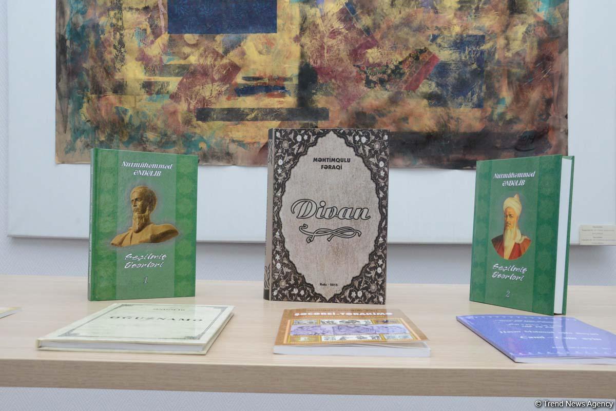 В Баку презентована книга туркменского поэта Махтумкули Фраги на азербайджанском языке