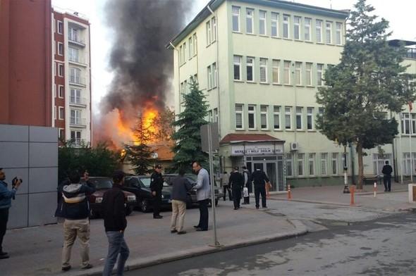 На западе Турции в здании произошел взрыв, трое получили ранения
