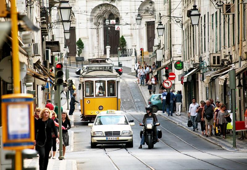 Португалию массово покидает молодежь