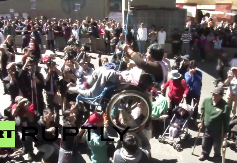 В Боливии инвалида-колясочника подвесили к мосту в знак протеста