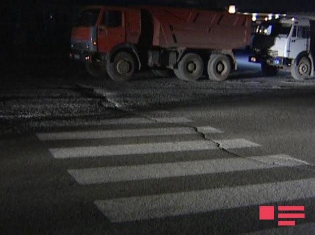 В Баку водовоз сбил 2 пешеходов, одного - насмерть