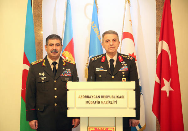 Закир Гасанов обсудил с турецким генералом ситуацию на фронте