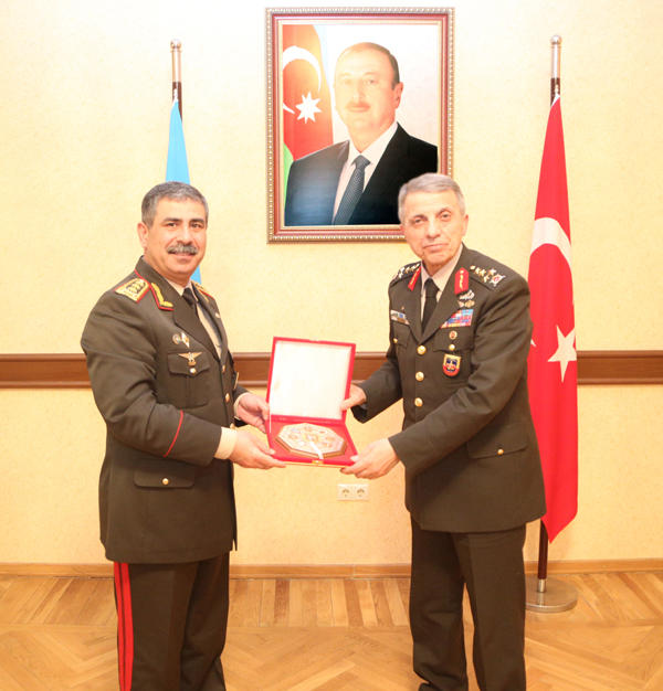 Закир Гасанов обсудил с турецким генералом ситуацию на фронте
