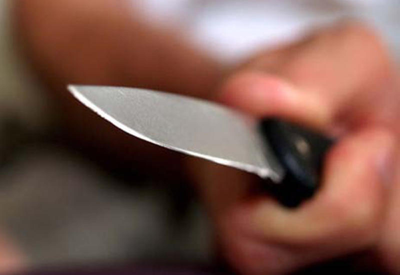 В Баку на улице врач спас от смерти раненого ножом мужчину