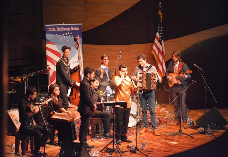 Кантри-музыка в рамках фестиваля "Дни Америки" на сцене Международного Центра Мугама