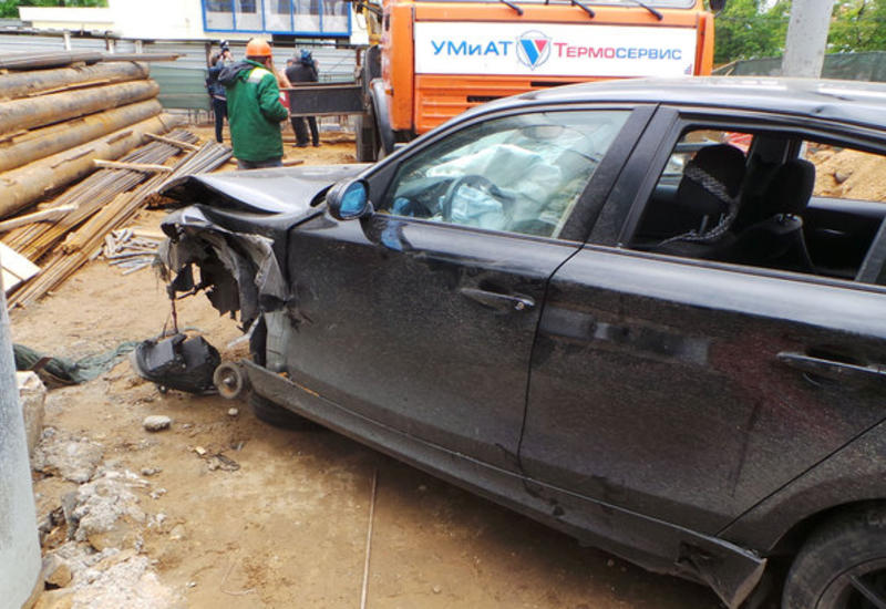 В Москве BMW упал в котлован
