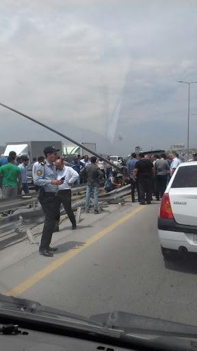 В Баку Hyundai врезался в ограждение, есть раненые