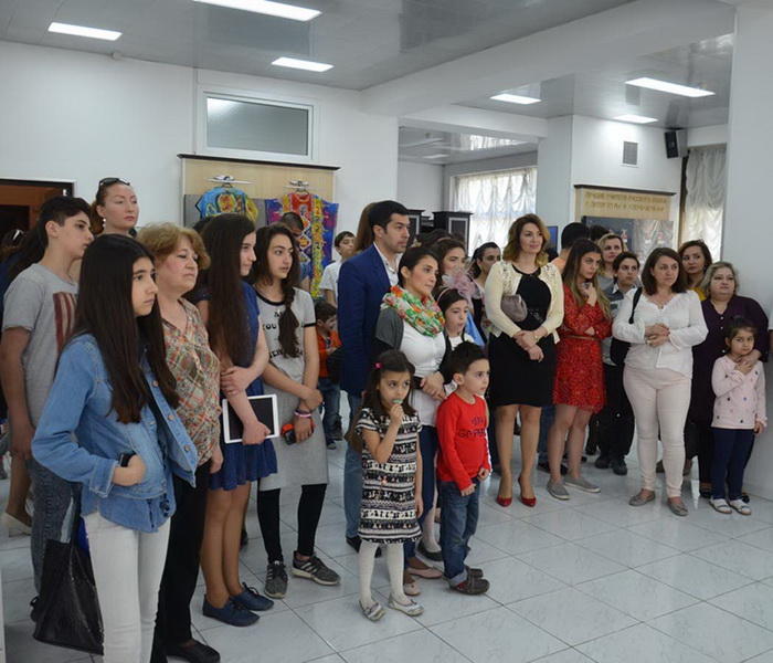 В Баку открылась семейная художественная выставка