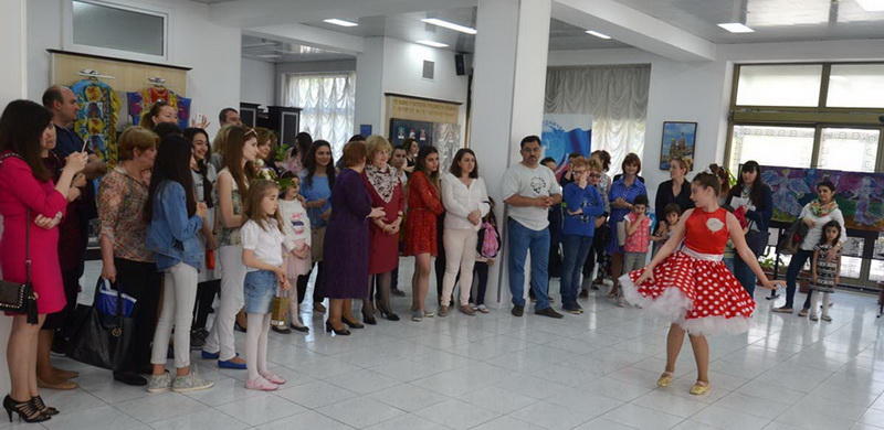 В Баку открылась семейная художественная выставка