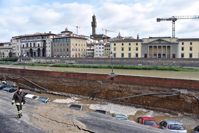В Италии десятки автомобилей провалились под землю