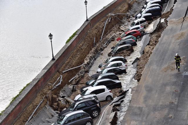 В Италии десятки автомобилей провалились под землю