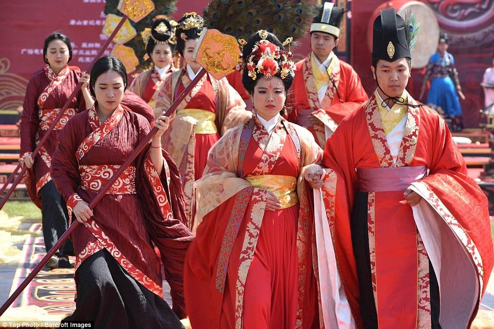 В Китае прошла массовая свадьба с участием 66 пар