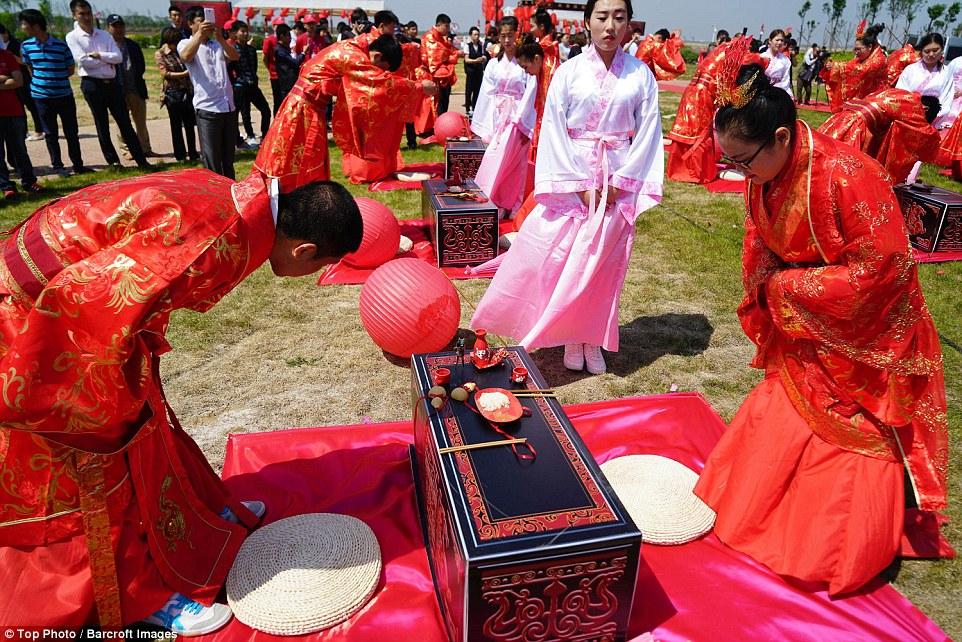 В Китае прошла массовая свадьба с участием 66 пар