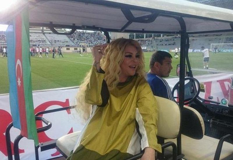 Aygün Kazımova stadionda konsert verdi