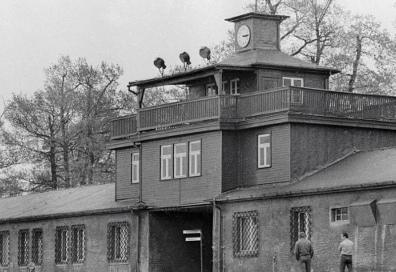 Двух британцев будут судить за нацистское приветствие в Бухенвальде