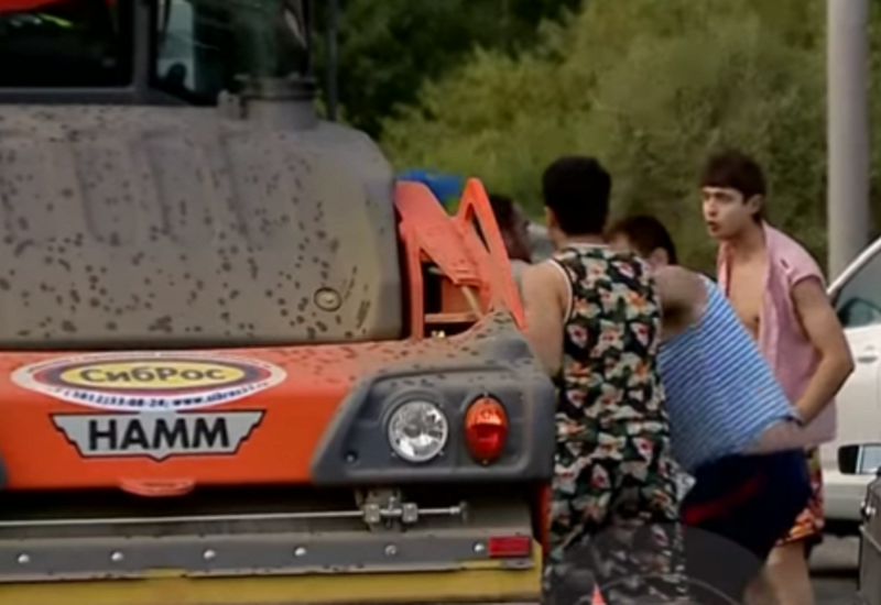Драка водителей автомобиля с трактористами в Омске попала на видео
