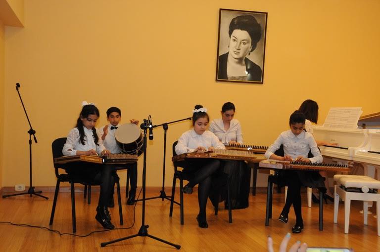 Детский хор бакинской школы исполнил "Qarabağ şikəstəsi"