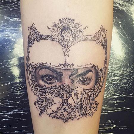 Дочь Майкла Джексона сделала татуировку в его честь