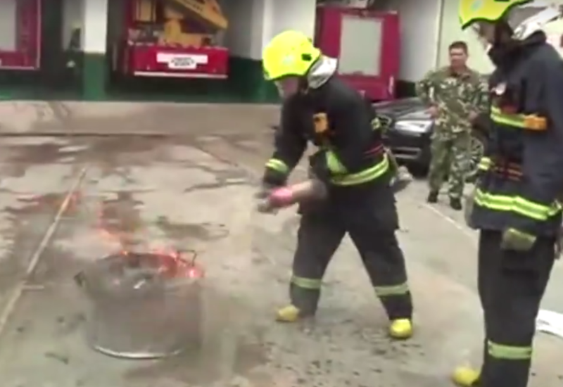 Китайские пожарные придумали тушить огонь Кока-колой