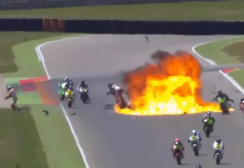 Шокирующий взрыв мотоцикла во время гонки