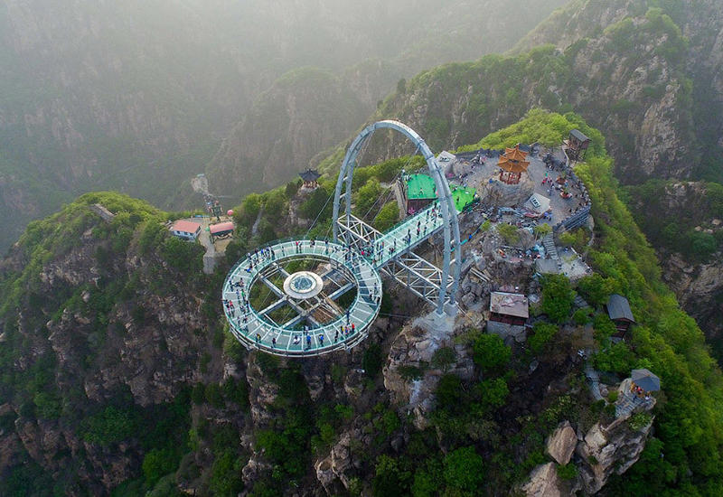 Стеклянная смотровая площадка на высоте 400 м открылась в Китае