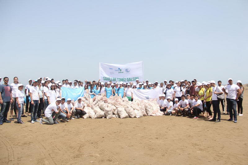 Сотрудники IDEA и "Тамиз шахар" очистили от мусора территорию пляжа в Баку