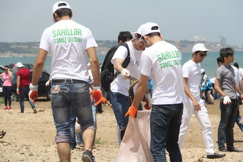 Сотрудники IDEA и "Тамиз шахар" очистили от мусора территорию пляжа в Баку