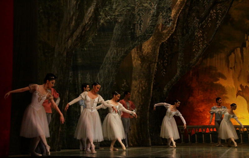 Черное и белое на сцене Театра оперы и балета