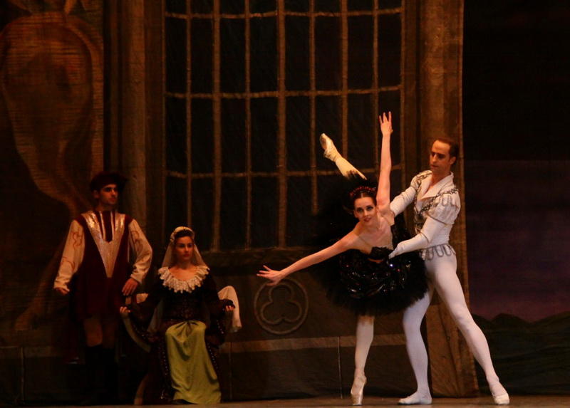 Черное и белое на сцене Театра оперы и балета