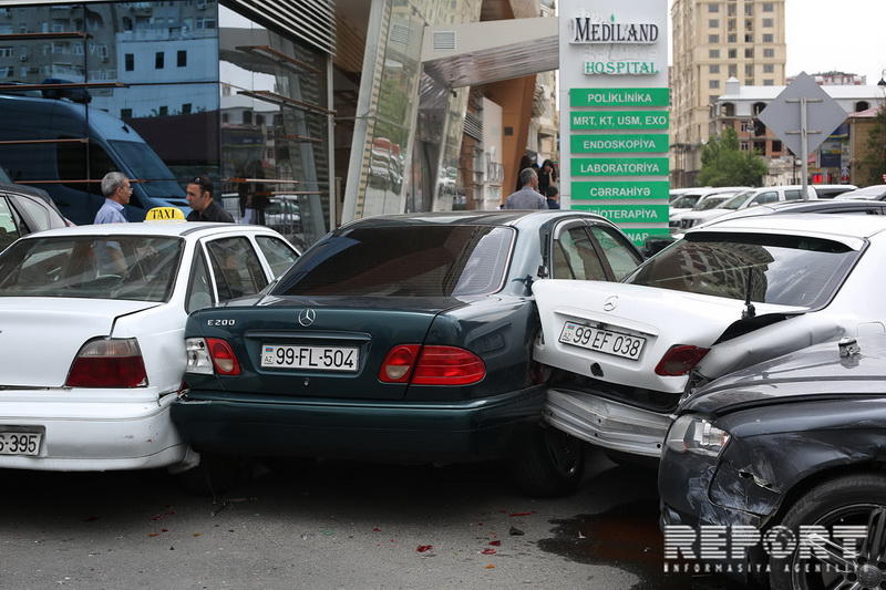 В Баку столкнулись 6 автомобилей, есть раненые