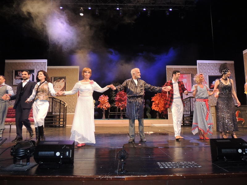 Сумасшедшая семейная история на сцене Русской драмы в честь юбилея Риты Амирбековой