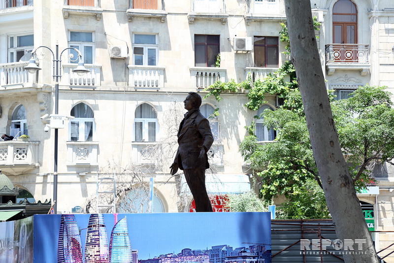 В Баку поставили памятник Рашиду Бейбутову