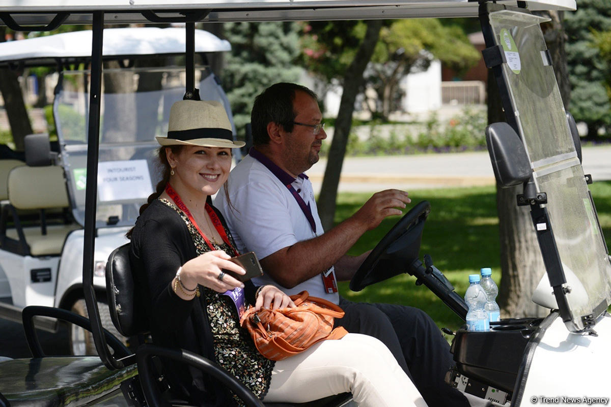 Туристы наслаждаются гонками Формулы 1 и красотами Баку