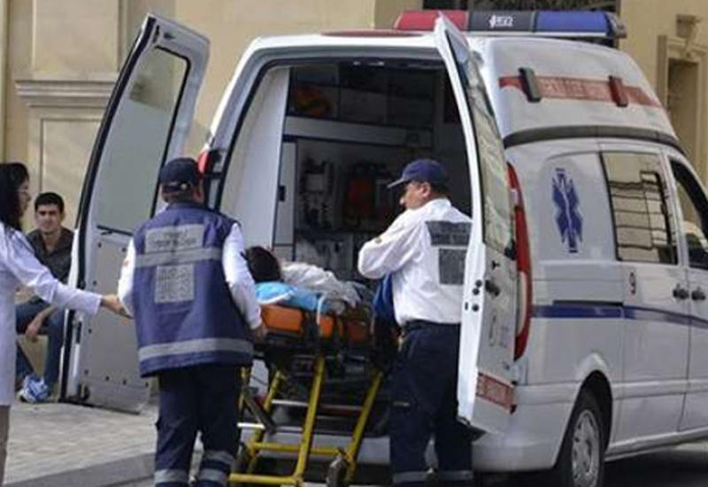 В Баку автомобиль сбил трех человек, есть погибший