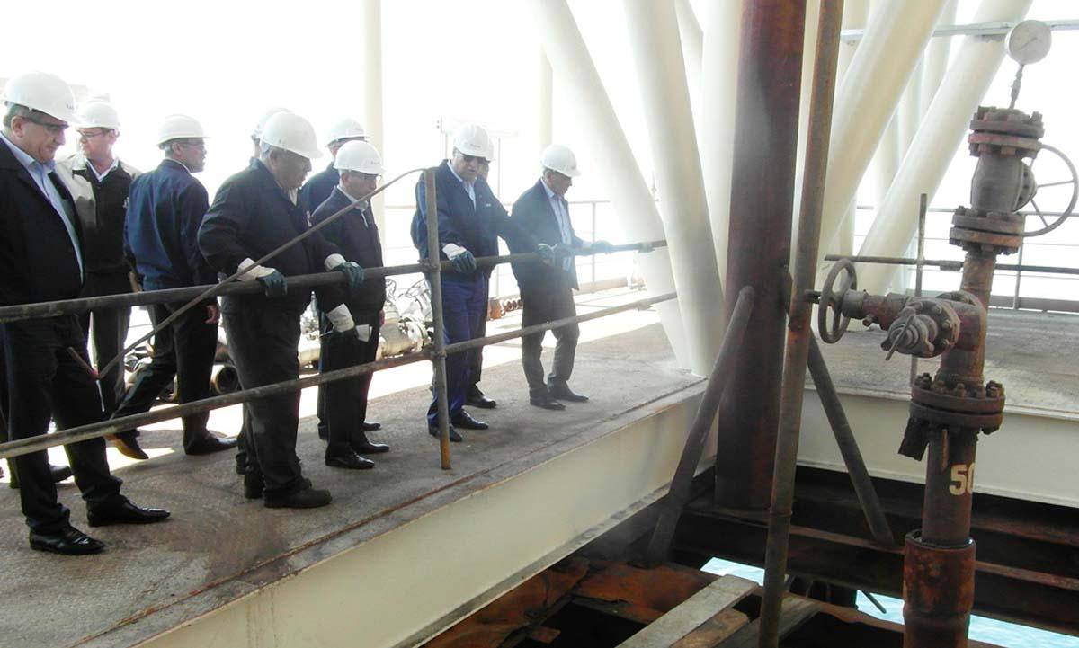 Продолжается ремонт платформы на месторождении "Гюнешли"