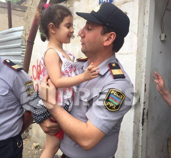 В Баку полицейские вытащили ребенка из огня