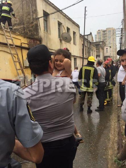 В Баку полицейские вытащили ребенка из огня