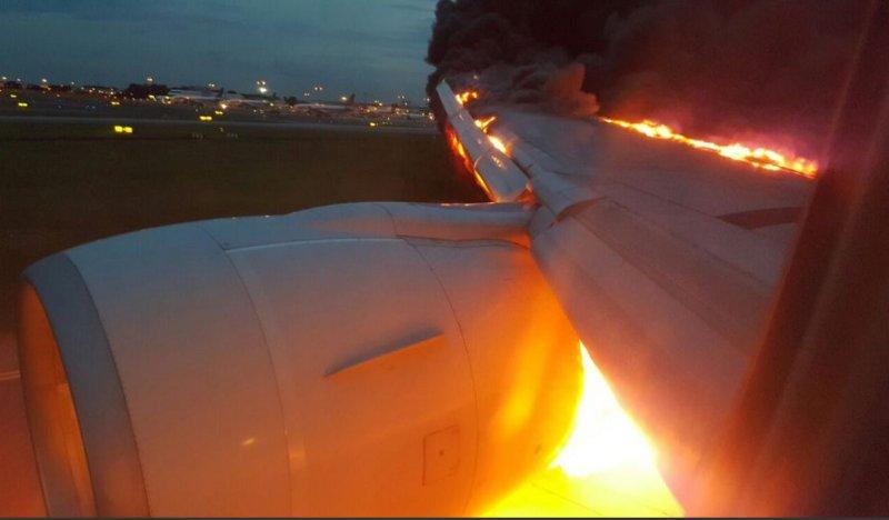 Страшный пожар на самолете Singapore Airlines