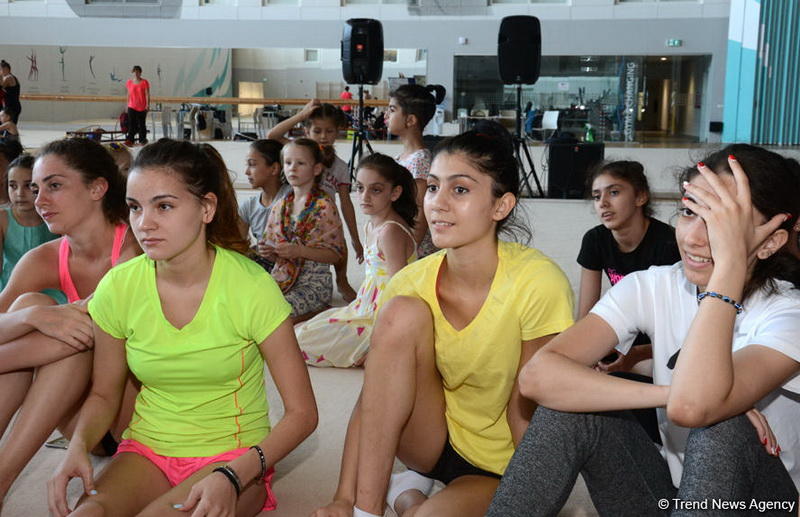 В Баку прошла встреча юных гимнастов с олимпийскими чемпионками