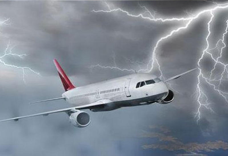 Вот что может случиться, если в двигатель самолета попадет молния
